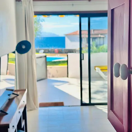 With Pool And Sea View شقة