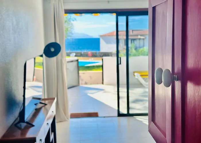 With Pool And Sea View Apartmán